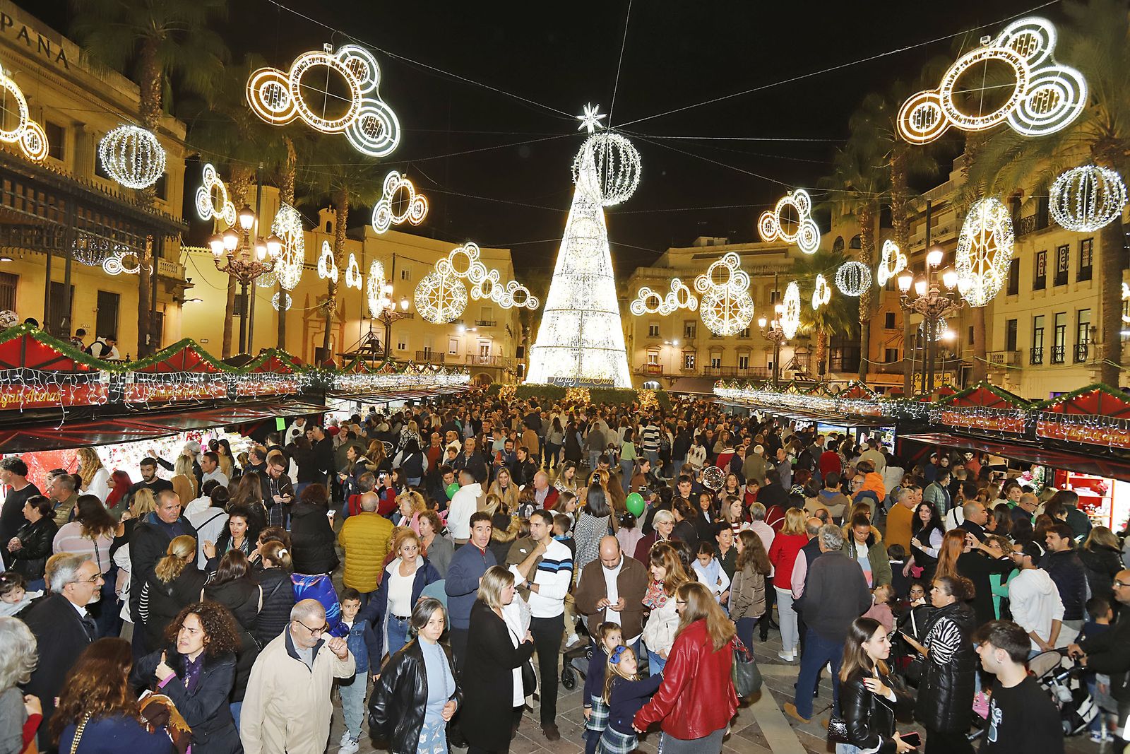 Imágenes del mercado navideño de la Plaza de Las Monjas