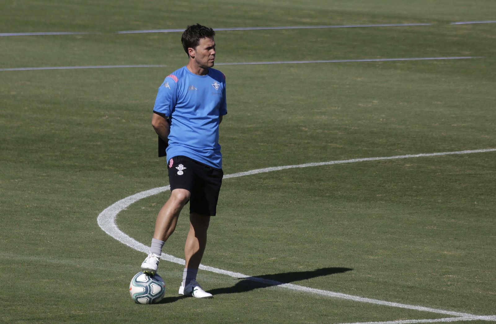 Rubi observa el entrenamiento de su equipo.