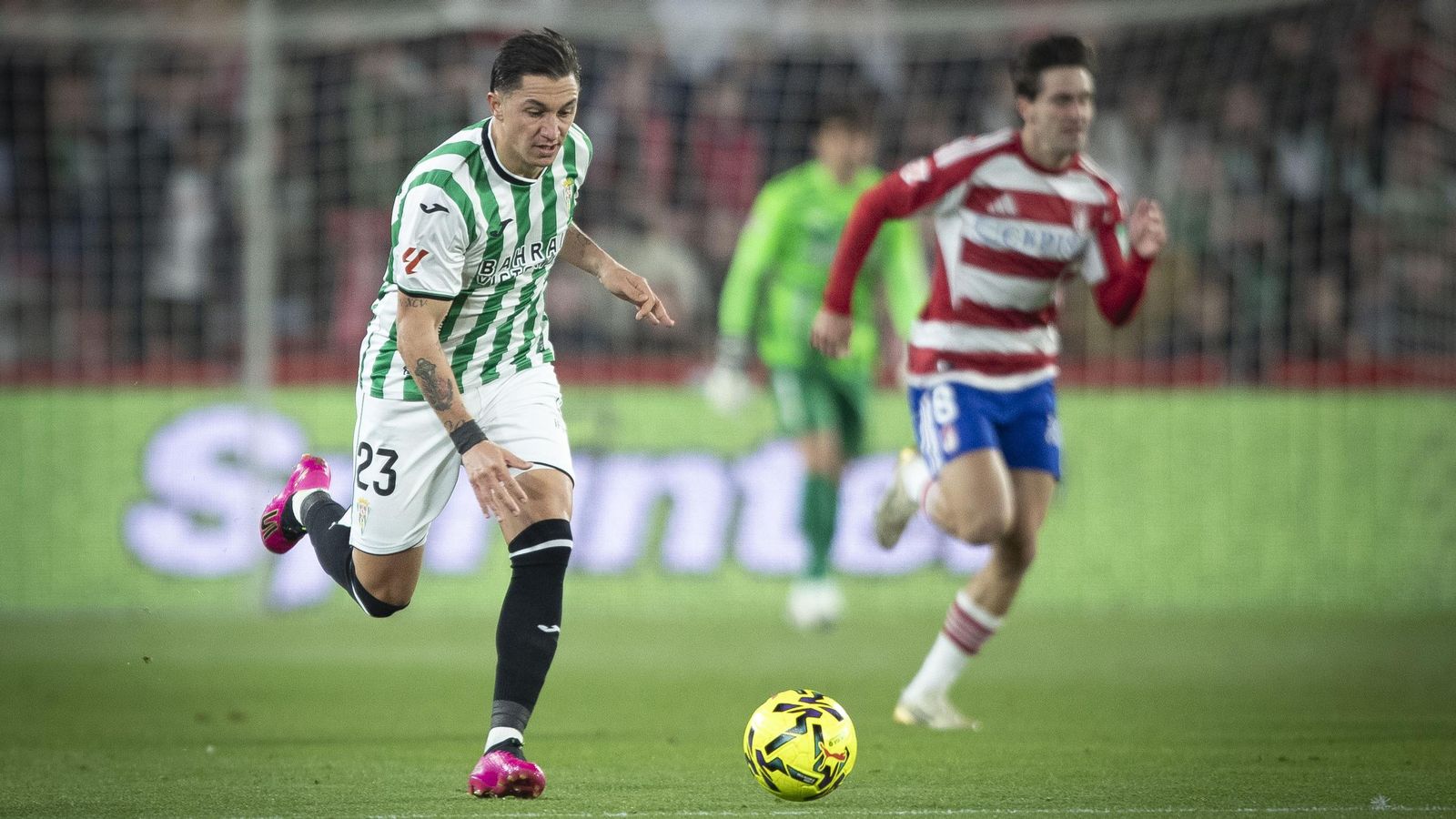 Carracedo conduce el balón en un contragolpe del Córdoba CF ante el Granada.
