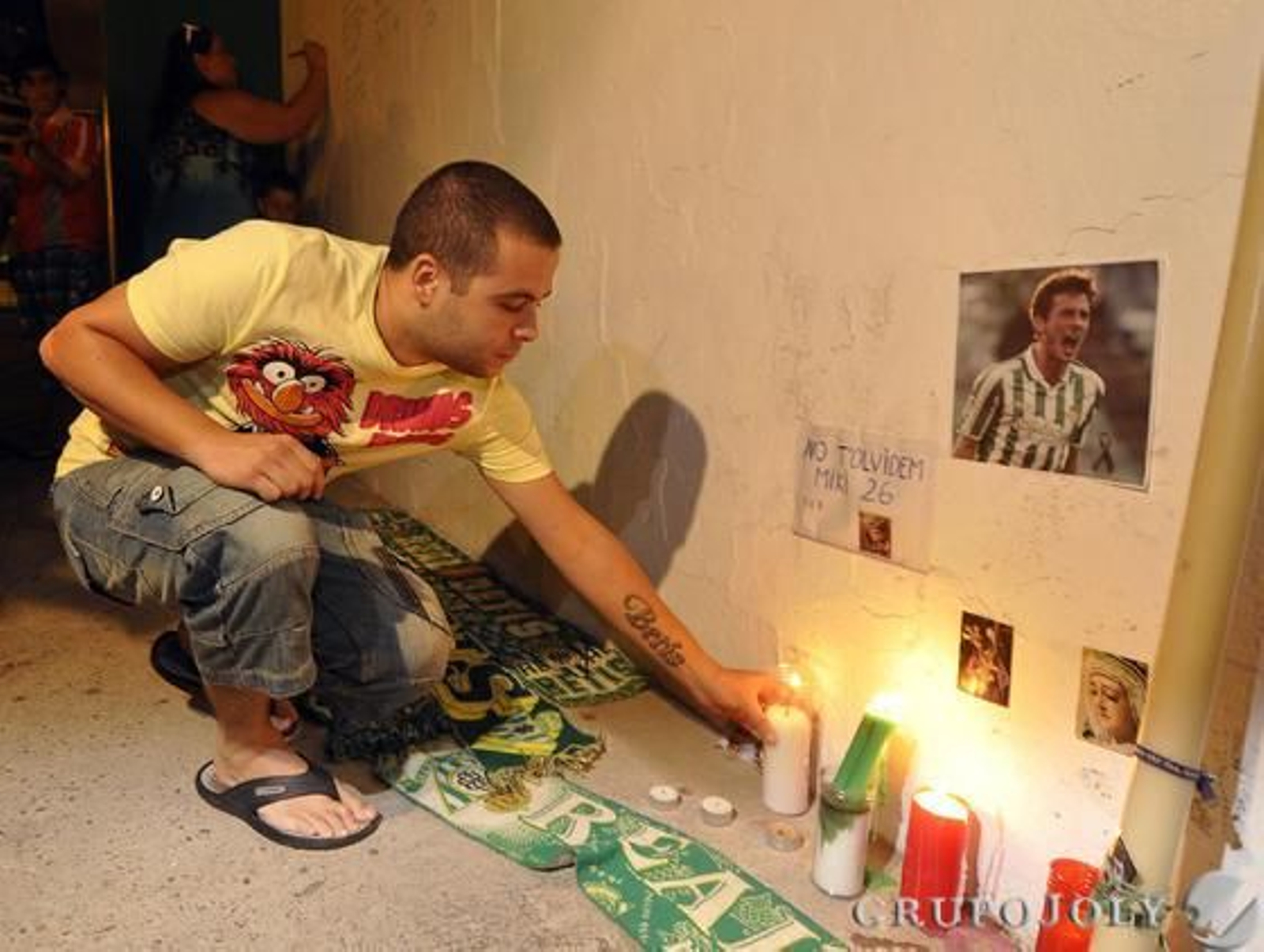 Decenas de béticos se concentraron en los alrededores del Benito Villamarín con fotos del jugador, banderas del Betis y velas el día de su muerte.

Foto: Manuel Gómez