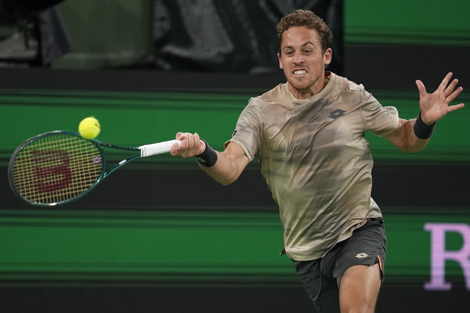 Roberto Carballés golpea la bola en el torneo de Indian Wells.