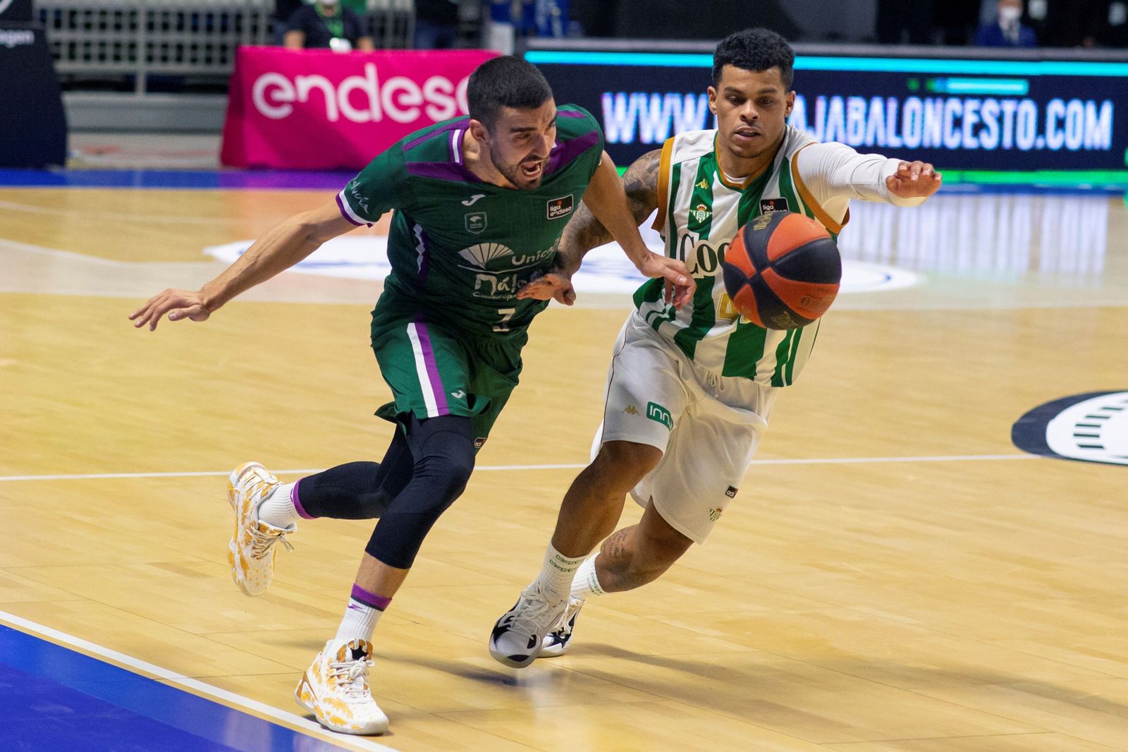 El bético TJ Campbell, en un lance ante jaime Fernández en el reciente Unicaja-Coosur Betis en Málaga.