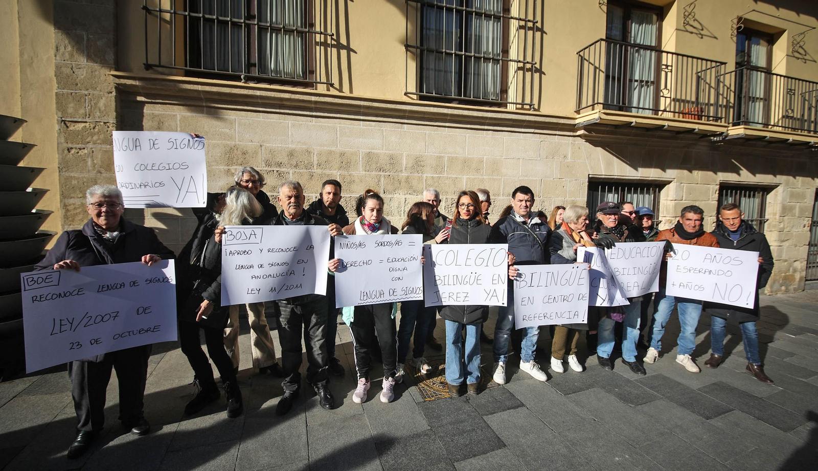Alumnos del centro de sordos de Jerez, a las puertas del Ayuntamiento antes de acceder al pleno.