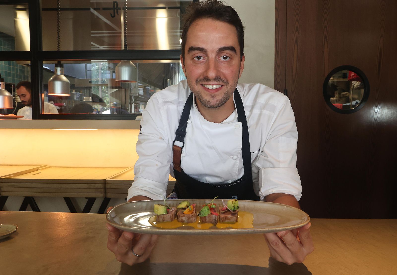 El chef Manuel Berganza presenta uno de los platos del menú dedicado al V Centenario de la Vuelta al Mundo de Juan Sebastián Elcano.