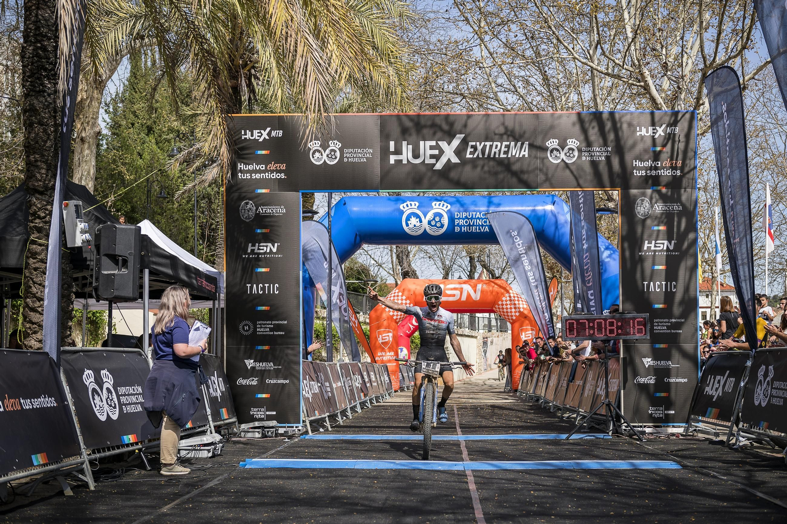 Un participante llega a la línea de meta de la HUEX Extrema.