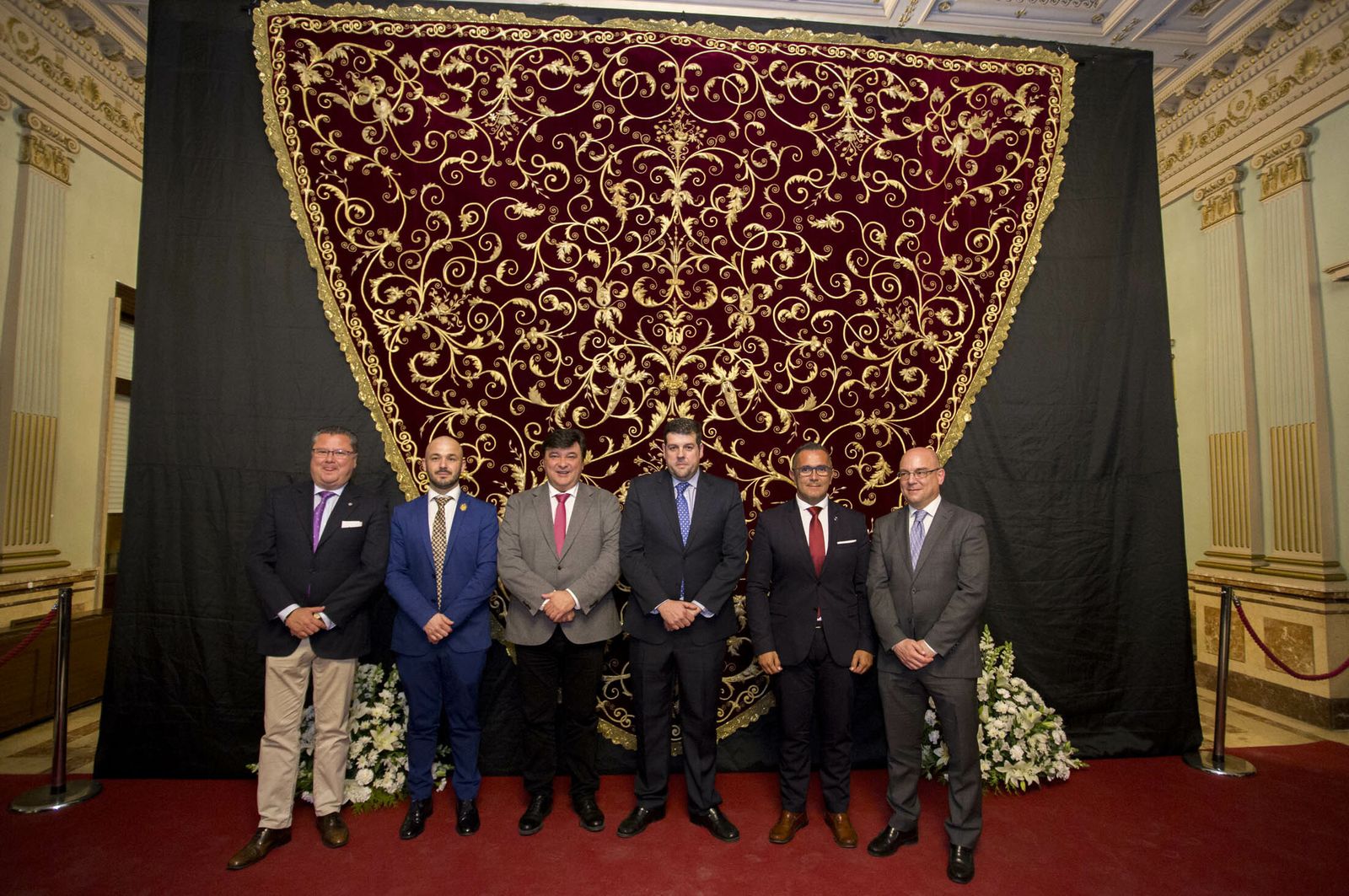 El alcalde junto a miembros de la junta de gobierno de Judíos.