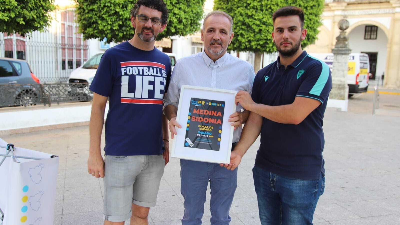 El alcalde de Medina, José Manuel Ruiz, recibió un recuerdo de la estancia cadista. El alcalde de Medina, José Manuel Ruiz, recibió un recuerdo de la estancia cadista.