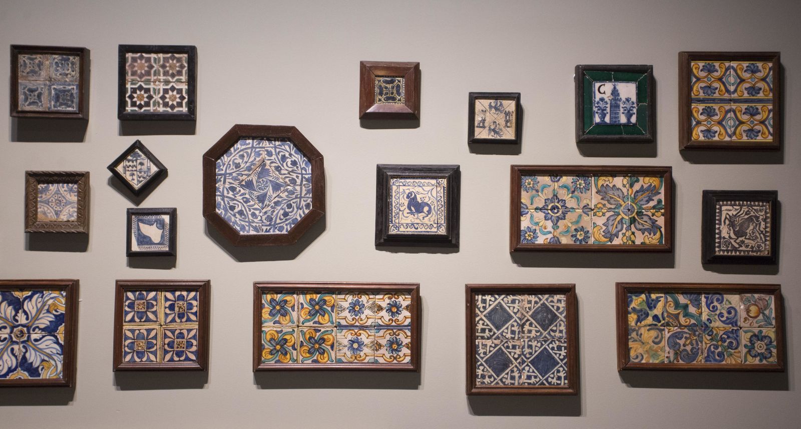 Moisés Roiz, director del Caixafórum de Sevilla; Consuelo Luca de Tena;  la directora general adjunta de la Fundación La Caixa, Elisa Durán; y el director territorial de la entidad financiera en Andalucía, Rafael Herrador.