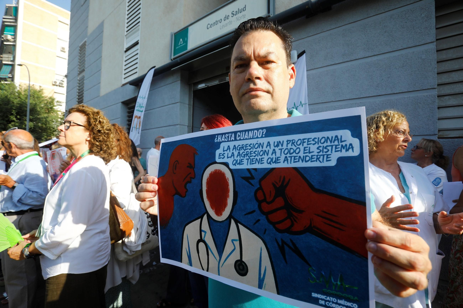 La concentración de los profesionales del centro de salud Levante-Norte de Córdoba, en imágenes