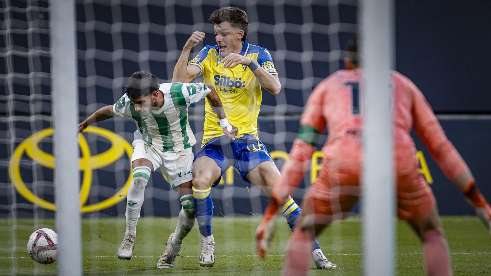 Búscate entre las imágenes del partido de fútbol entre Cádiz CF y Córdoba CF