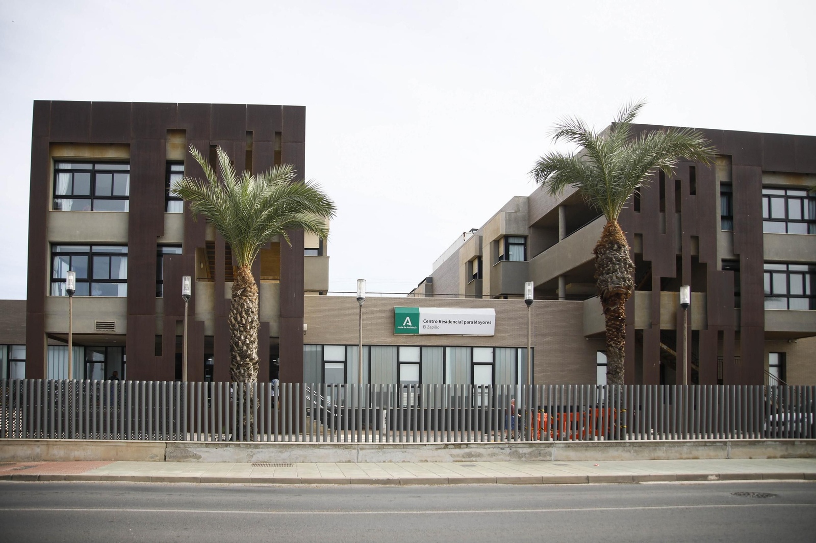 Las imágenes de la concentracion por el asesinato de Maria Nieves GP en la residencia del Zapillo en Almería