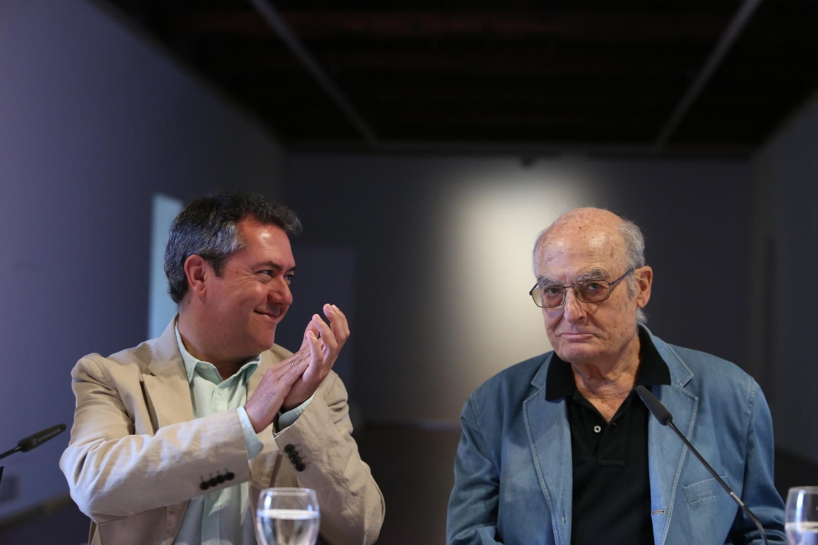 El alcalde Juan Espadas junto a Luis Gordillo (Sevilla, 1937).