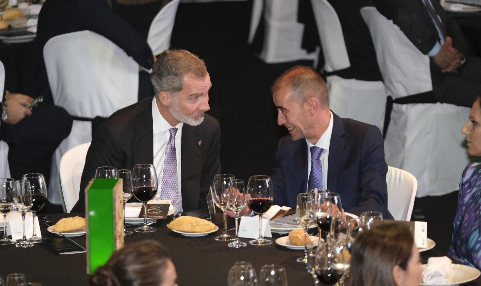 El rey Felipe VI charla con Jesús Posadas, presidente de la AEMA, durante la cena.