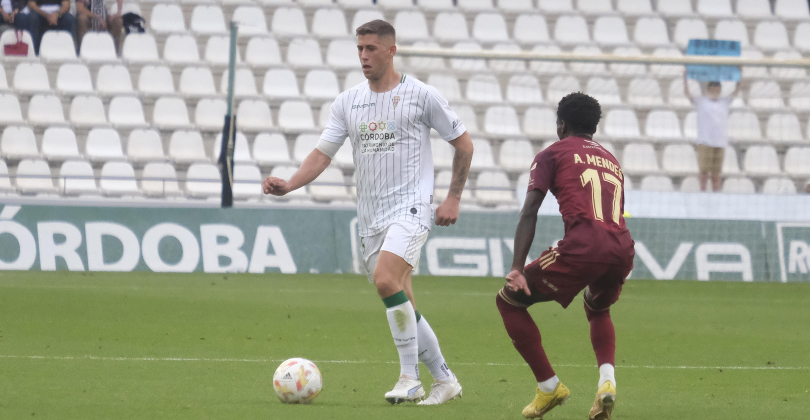 Jorge Moreno es presionado por Adilson durante el CCF-Badajoz del curso pasado.