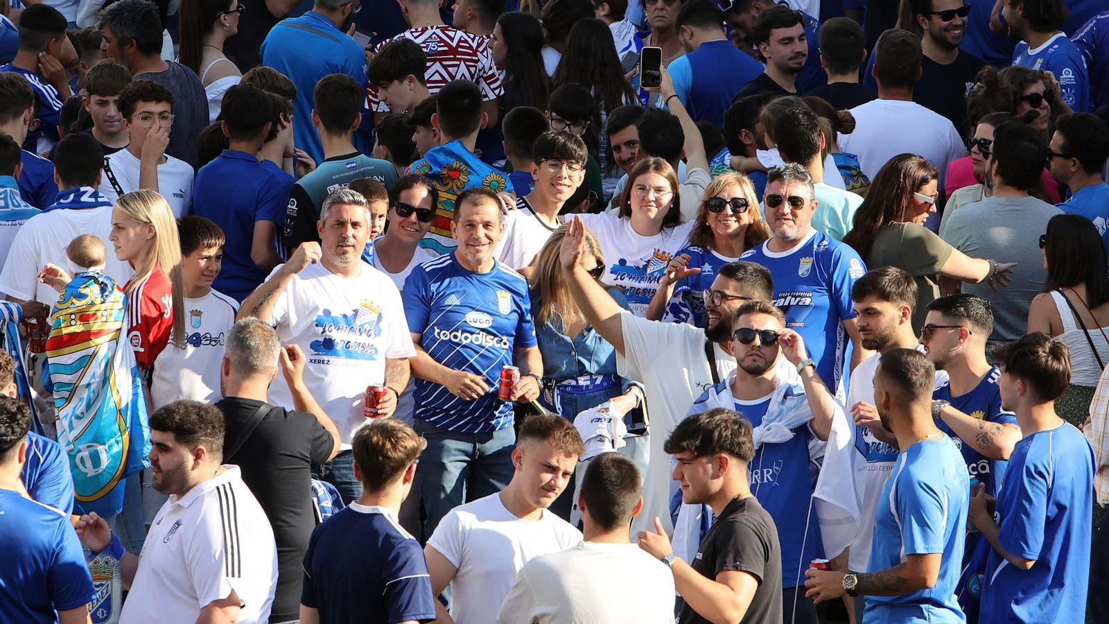 Baño de masas del Xerez CD en Jerez por su ascenso