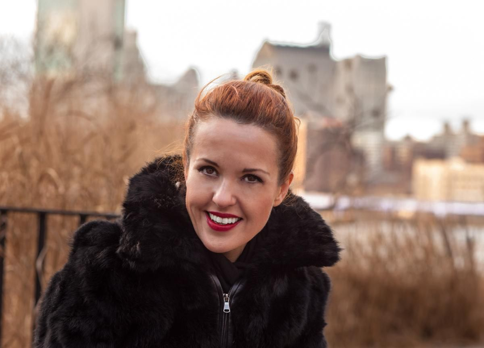 La escritora Vanessa Montfort llega a la Feria del Libro con ‘El sueño de la crisálida’.