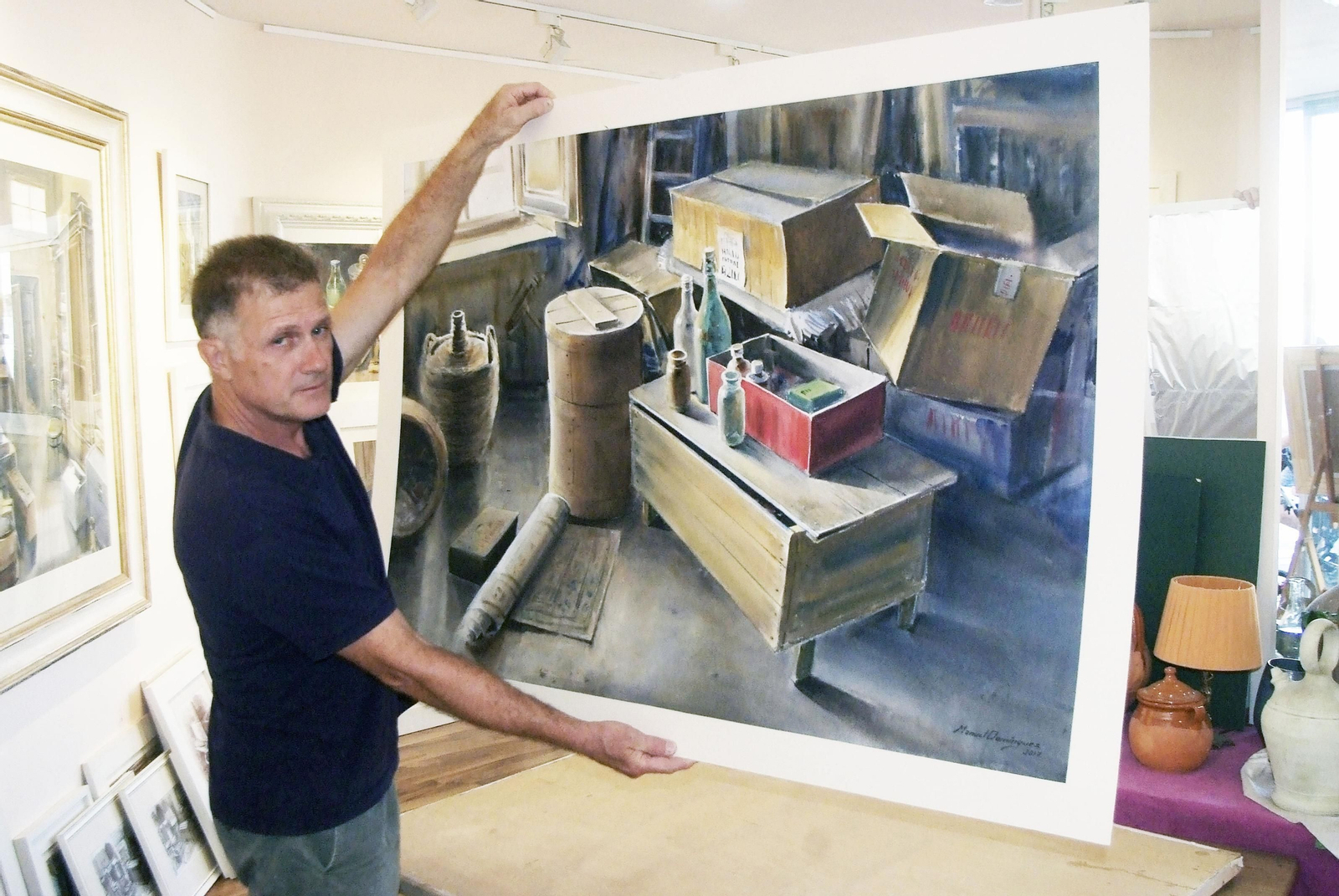 Manuel Domínguez con una de las obras que se podrá ver en el Patio de Luces de la Diputación.