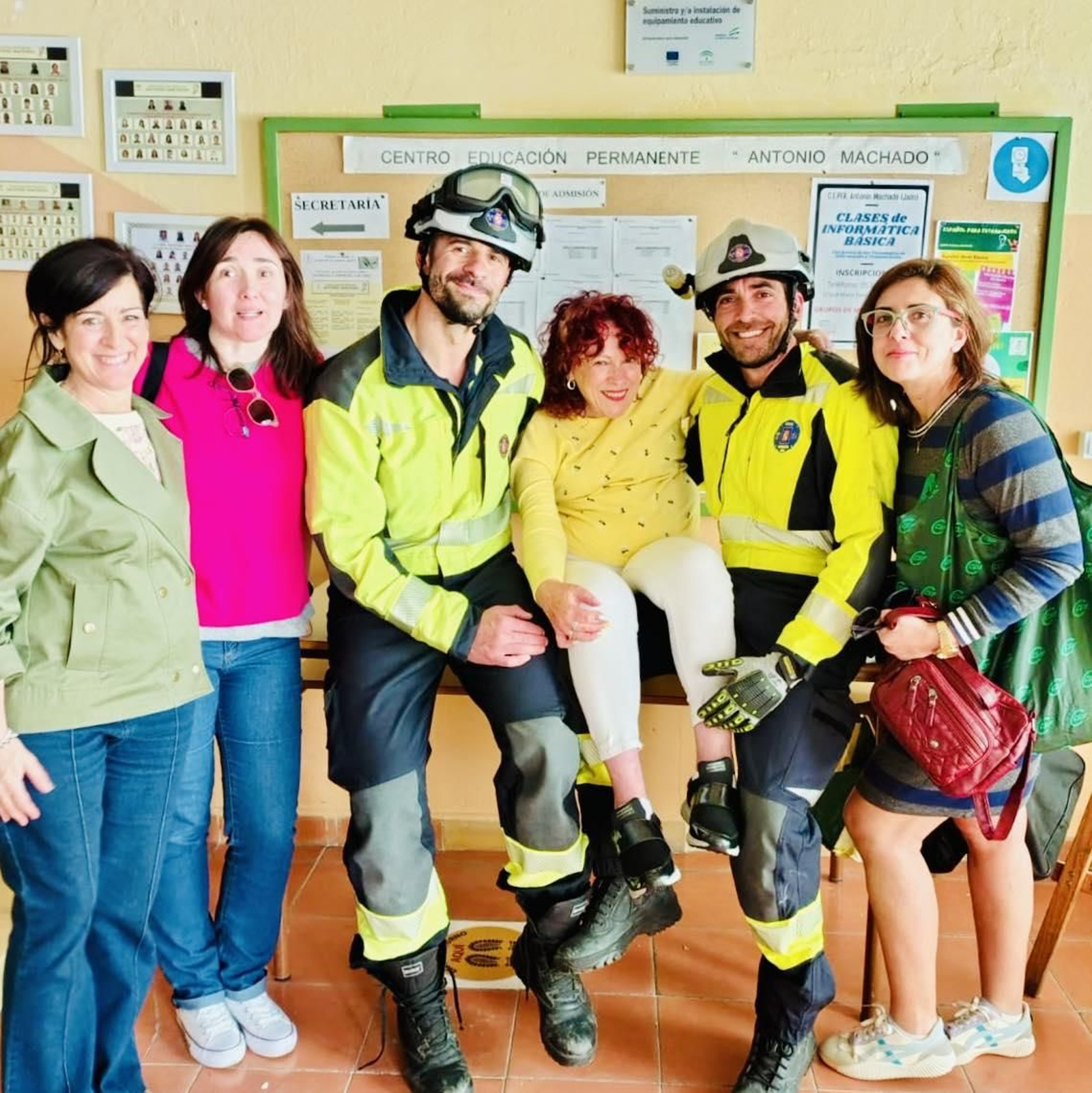 Bomberos de Jaén, con una de las personas rescatadas el día del apagón.