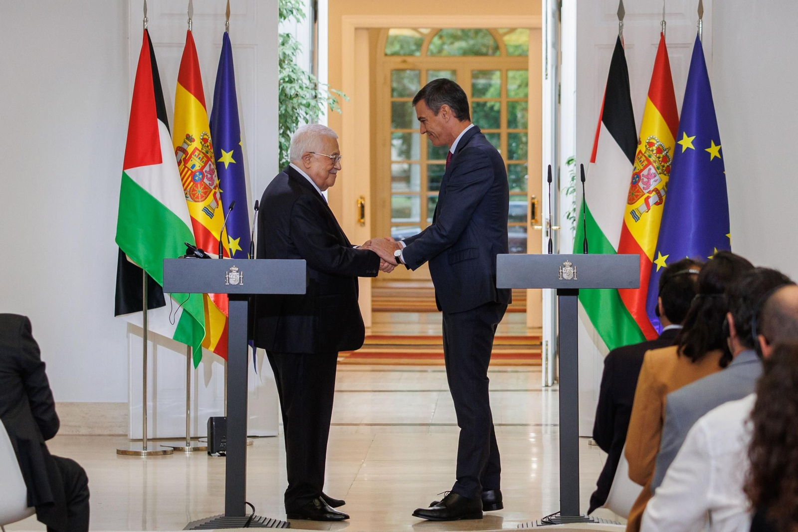 El presidente del Gobierno, Pedro Sánchez, y el presidente de Palestina, Mahmud Abas, en 2024.