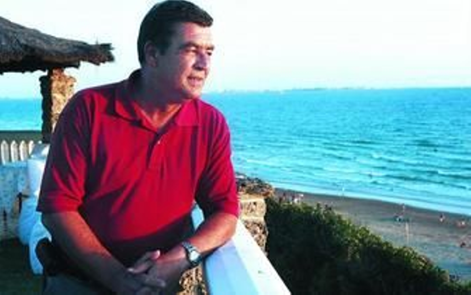 El juez Emilio Calatayud, en la terraza del club Las Redes en El Puerto de Santa María.