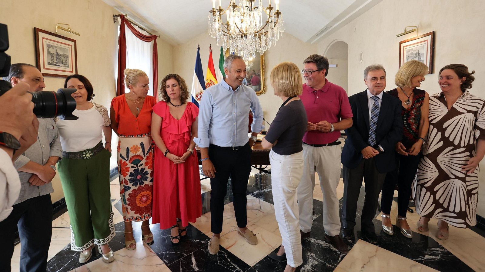Antonio Vadillo firma en el Libro de Honor de Jerez