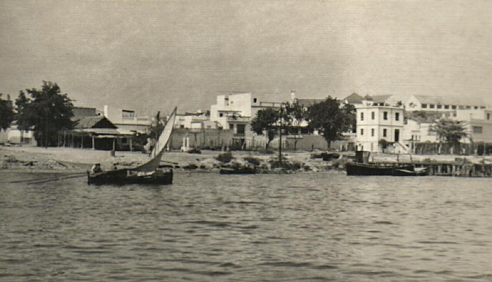 Una fotografía de principio del siglo pasado en la que se ven  los muelles y la casa en la que se quiere habilitar el museo.