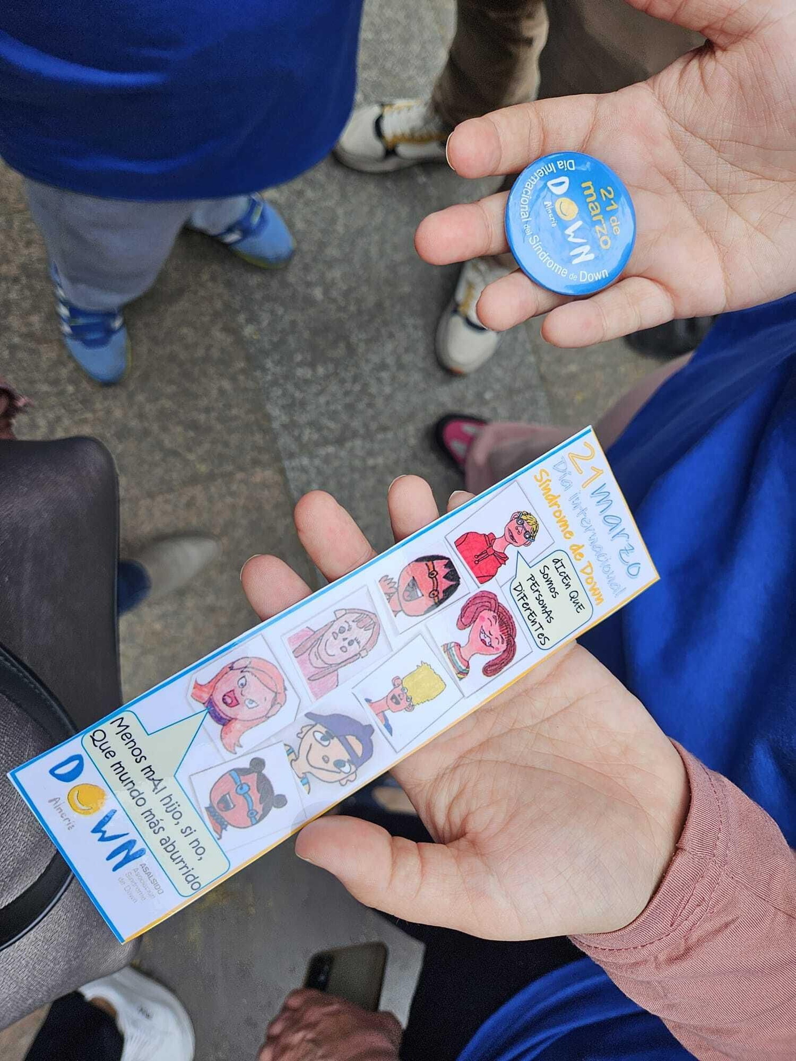 Reparto de chapas y marcapáginas en siete puntos diferentes de la ciudad para visibilizar el Día Internacional del Síndrome de Down