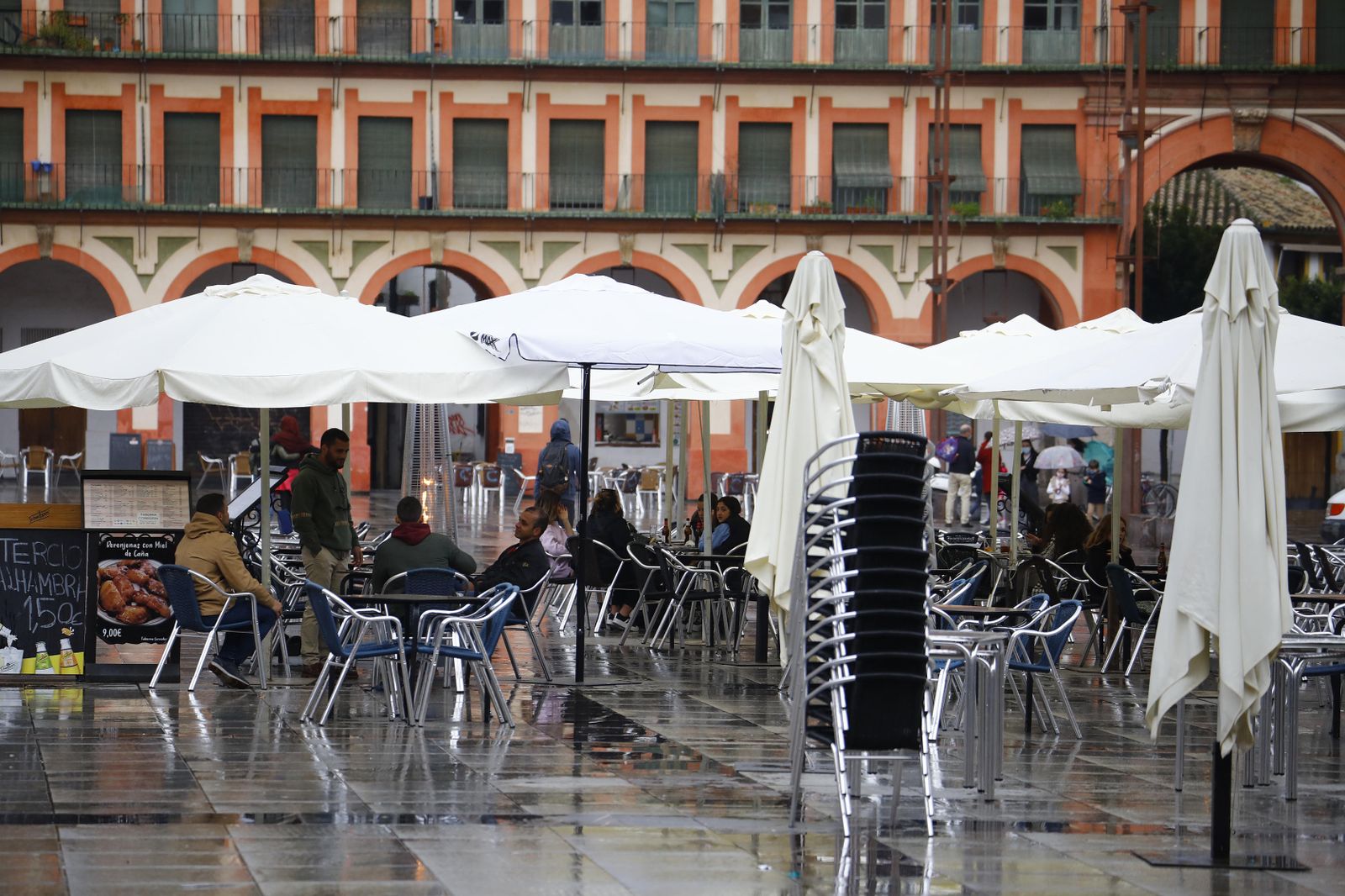 Fotografías: Tarde de bares y compras dos meses después en Córdoba