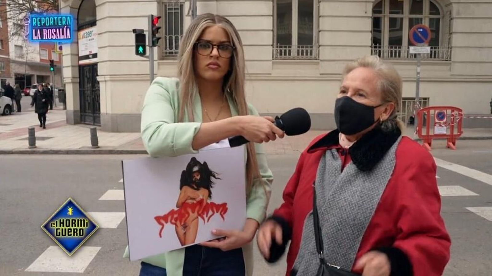 Rosalía en plena pregunta por la calle, como reportera para 'El Hormiguero'