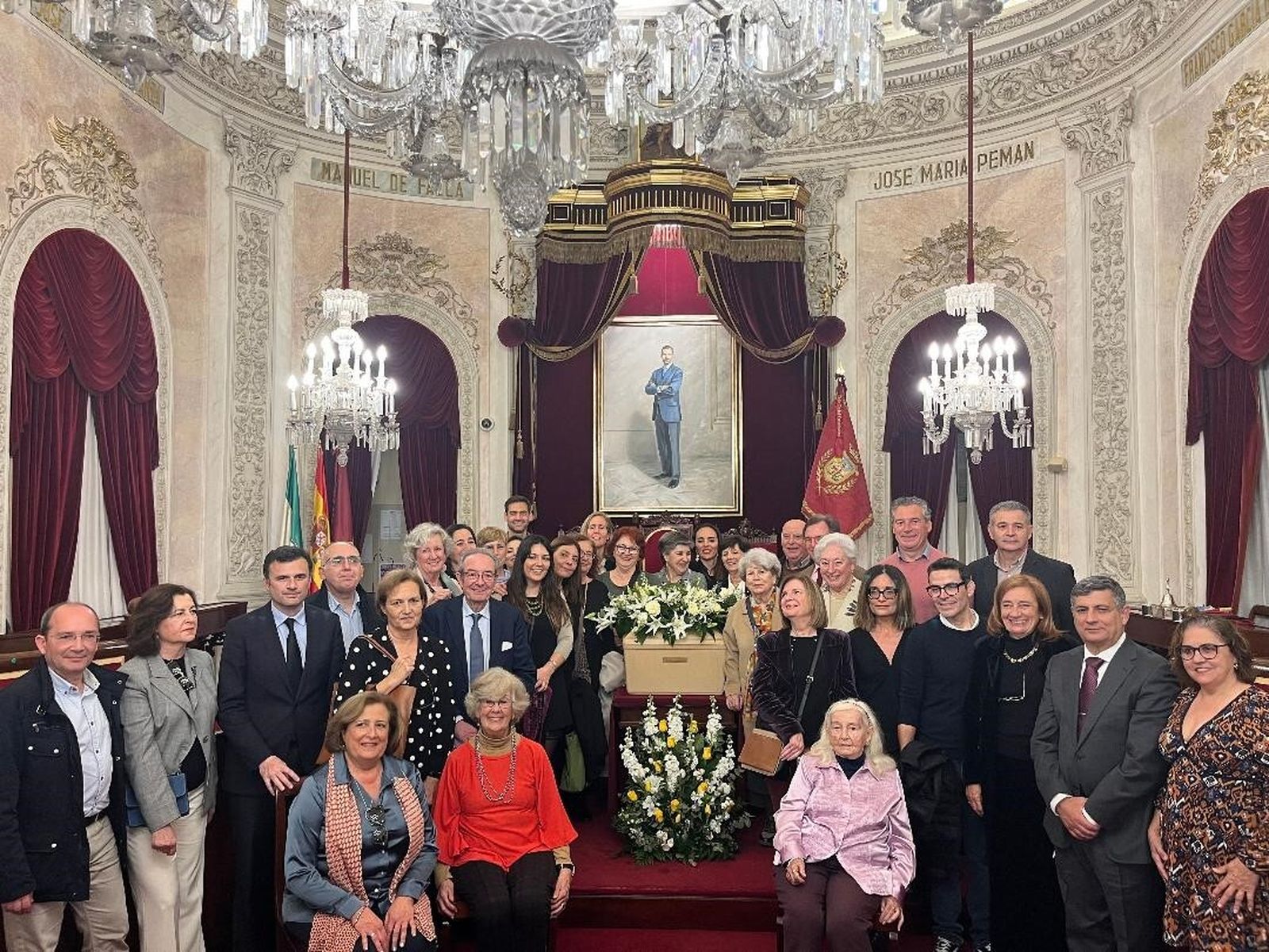 El alcalde, Bruno García, y Josefina Junquera con los descendientes de Eduardo Benot tras finalizar el acto en el Ayuntamiento de Cádiz.