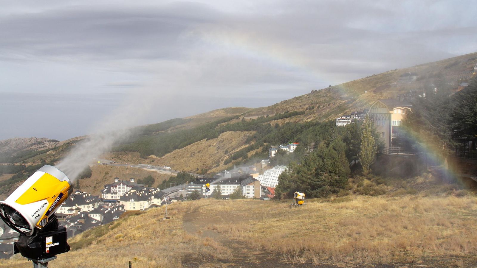 El arcoíris formado por los cañones de nieve