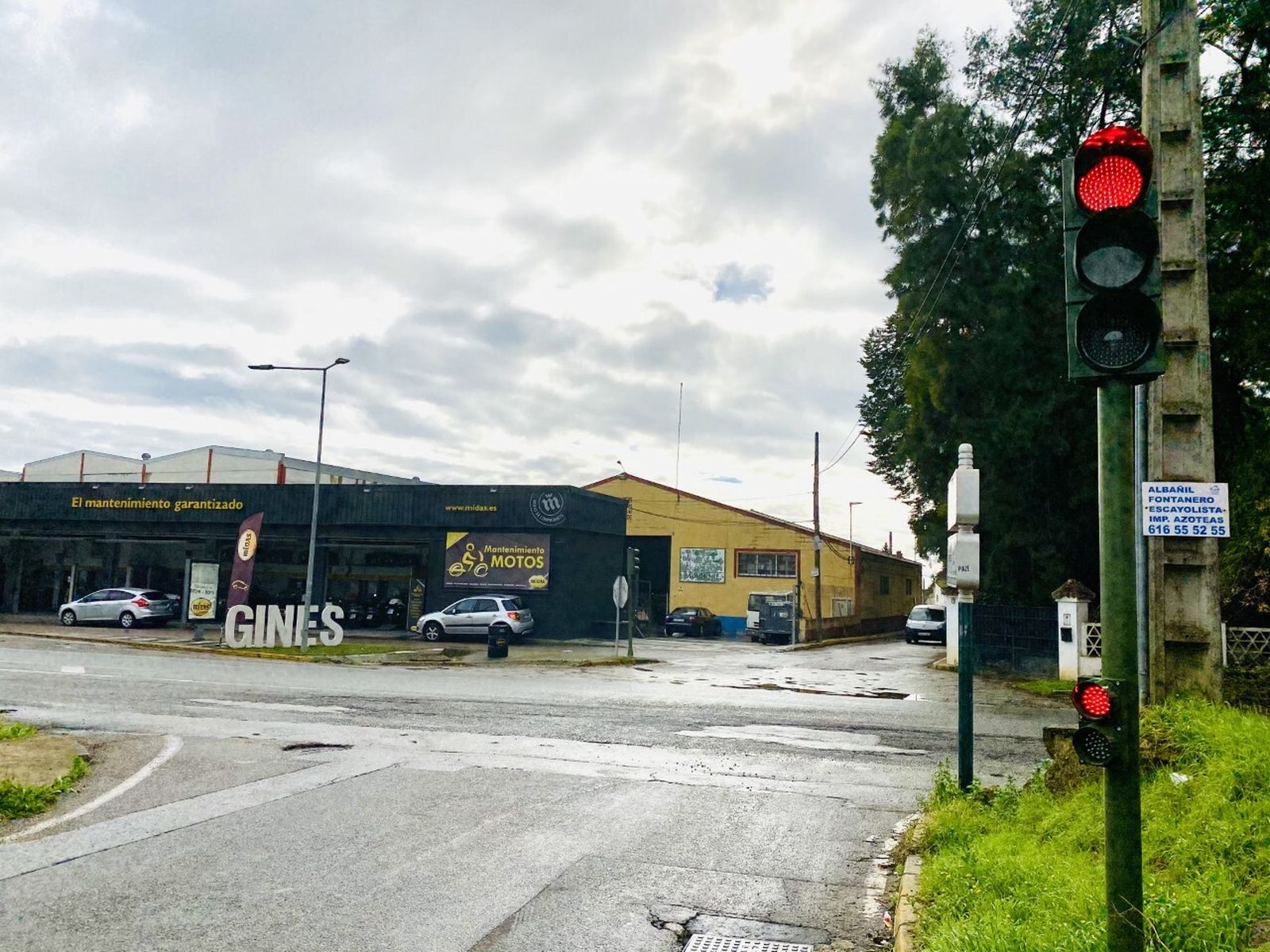 El semáforo ubicado en una carretera autonómica y que causa retenciones a los vecinos de Villanueva del Ariscal y Espartinas cuando se dirigen a la A-92.