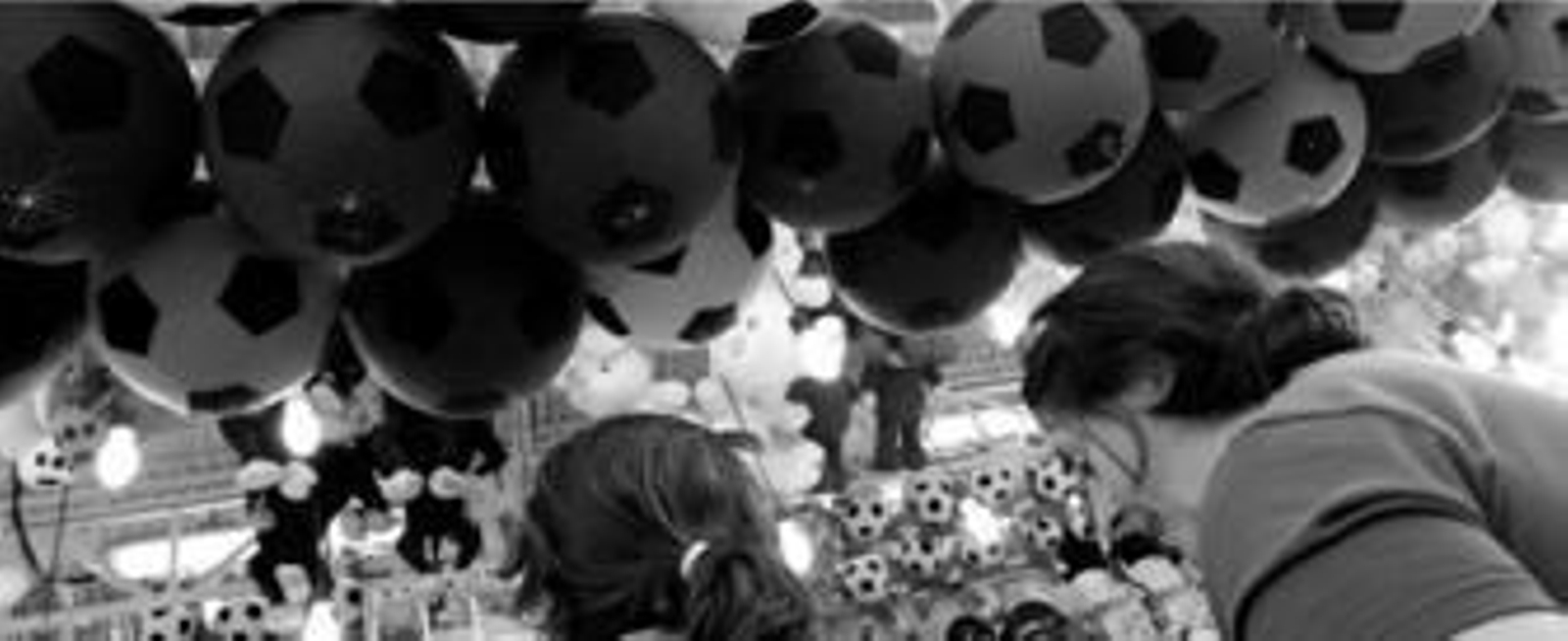 Los balones gigantes ocupan este año prácticamente todas las tómbolas.