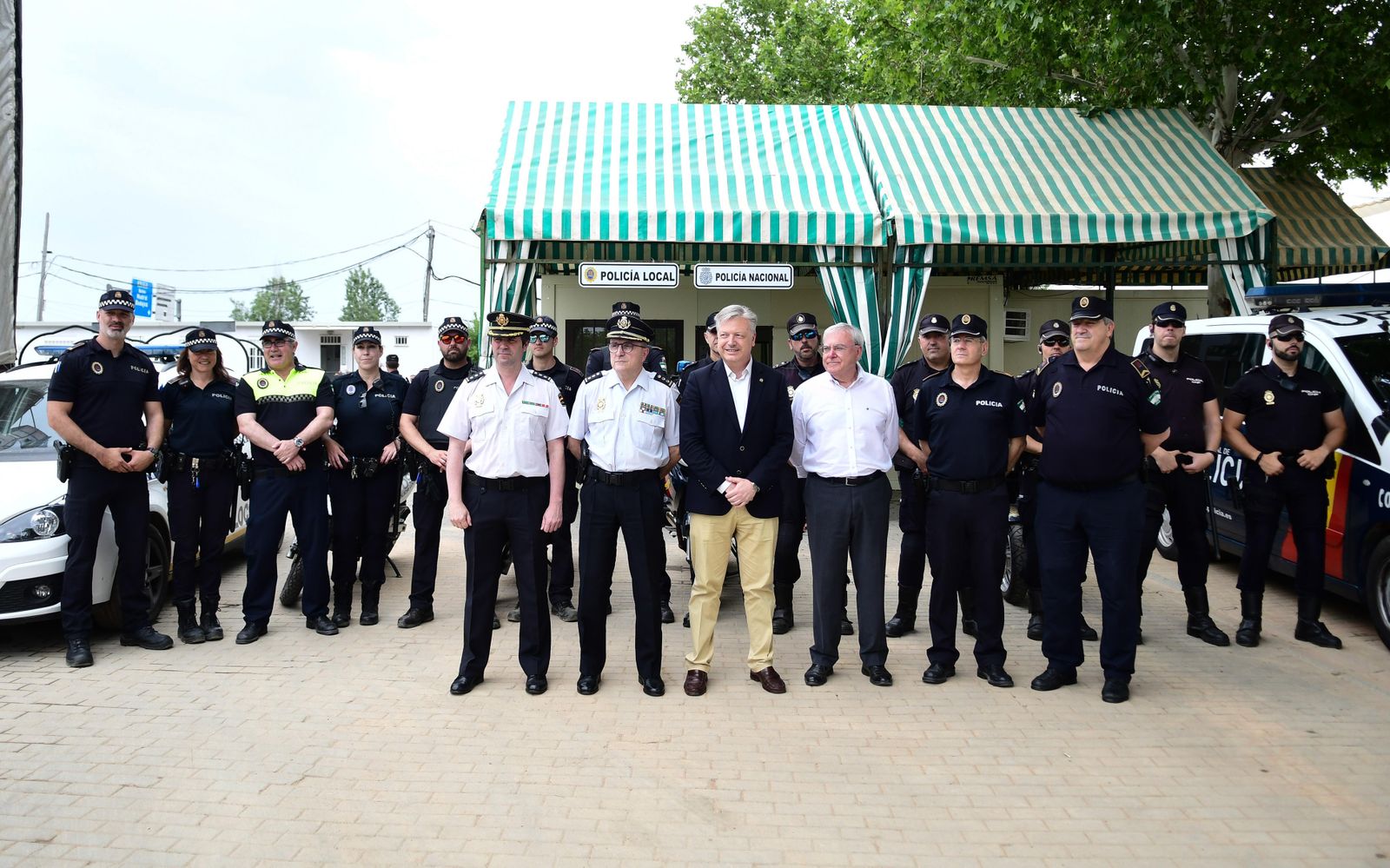 Efectivos y responsables policiales con Primo Jurado y Aumente, ayer en la comisaría conjunta.