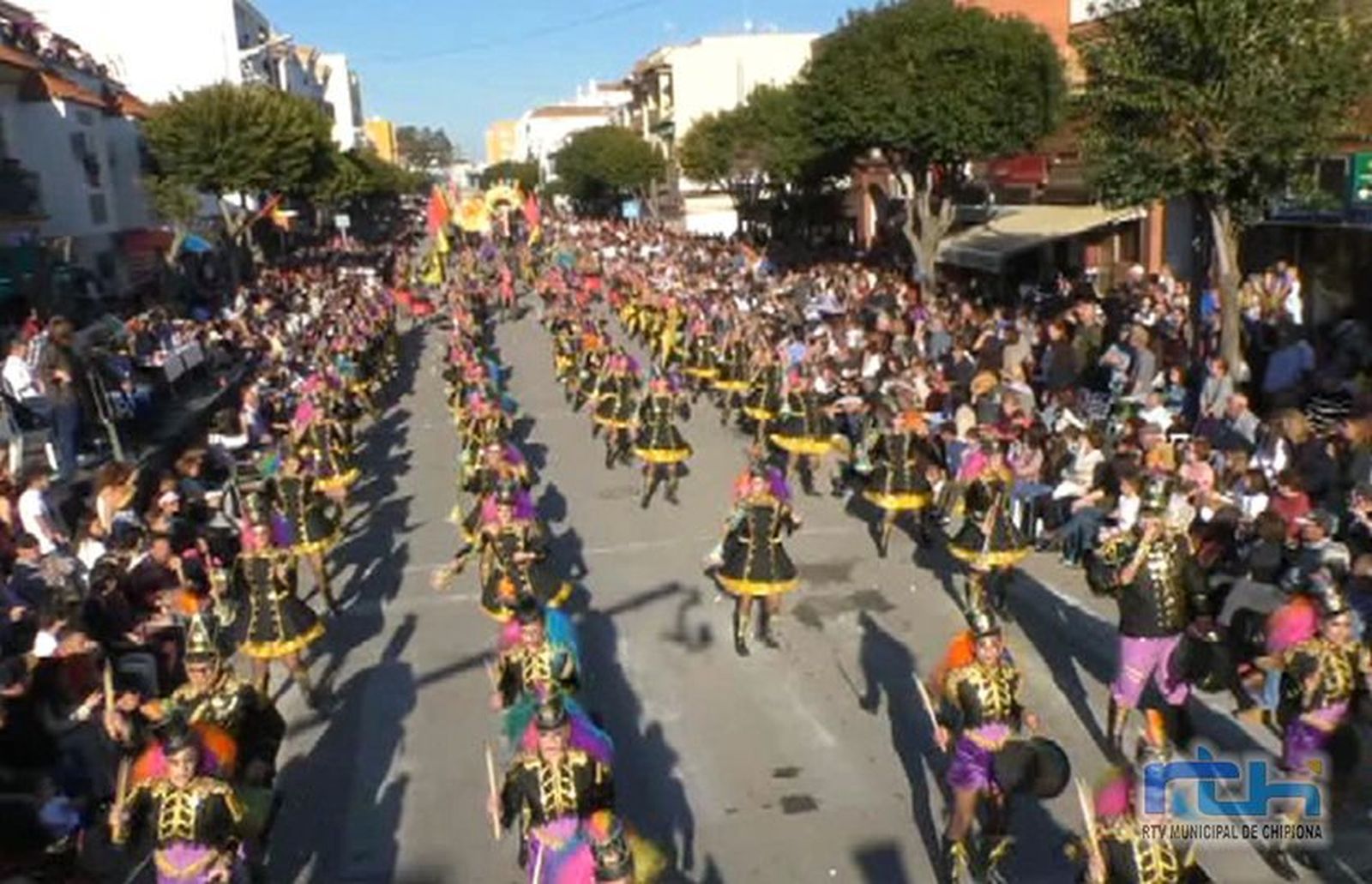 Una instantánea de la tradicional cabalgata del Carnaval de Chipiona.