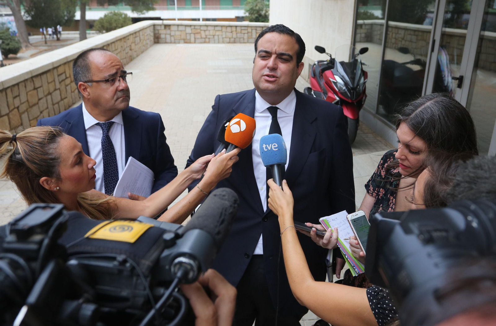 Imágenes del principal acusado del apuñalamiento del policía de Punta Umbría en la Audiencia Provincial