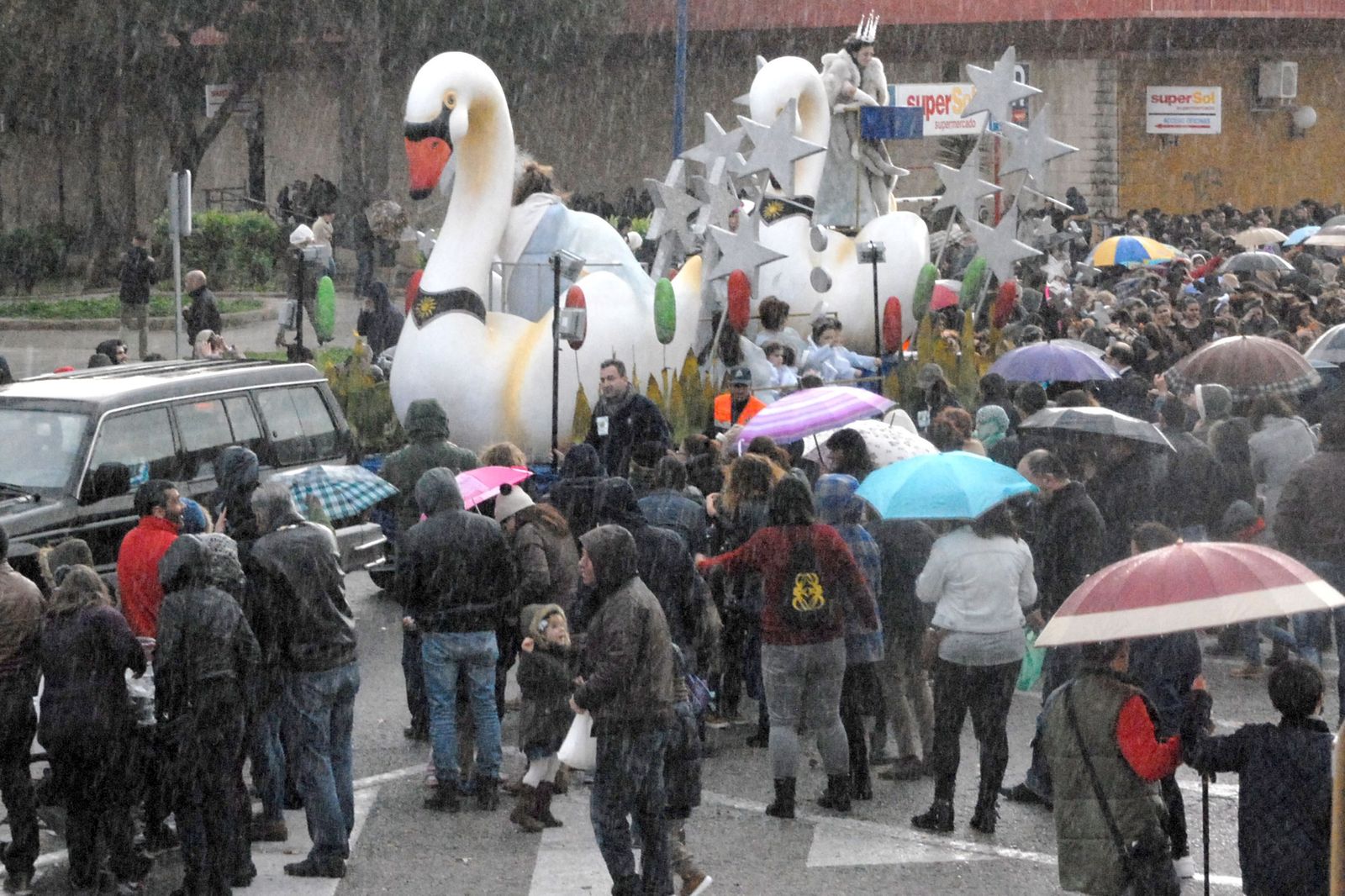 Cabalgata de Reyes de 2016, que se vio afectada por la lluvia. En la imagen, la carroza de la Estrella (Josefa García)
