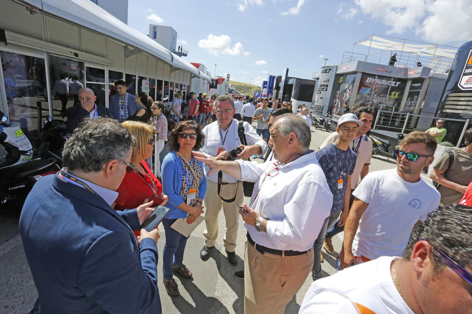 Cornelio Vela, a la derecha, con la alcaldesa y representantes de Dorna en el pasado Mundial de Motos.