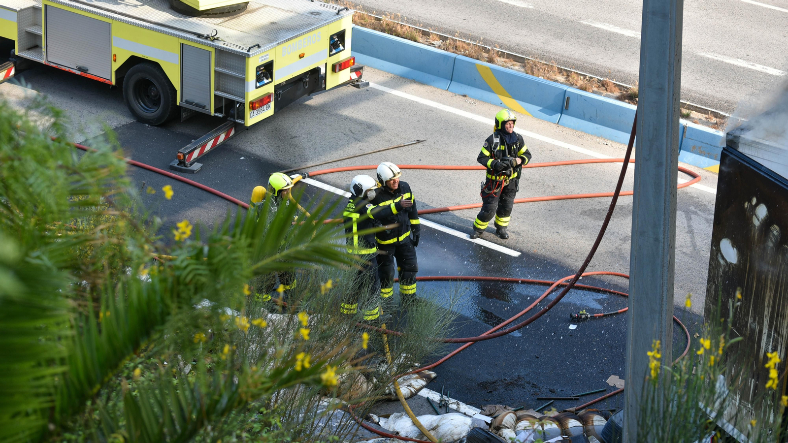 Las fotos del incendio de un camión en el Acceso norte al Puerrto de Algeciras
