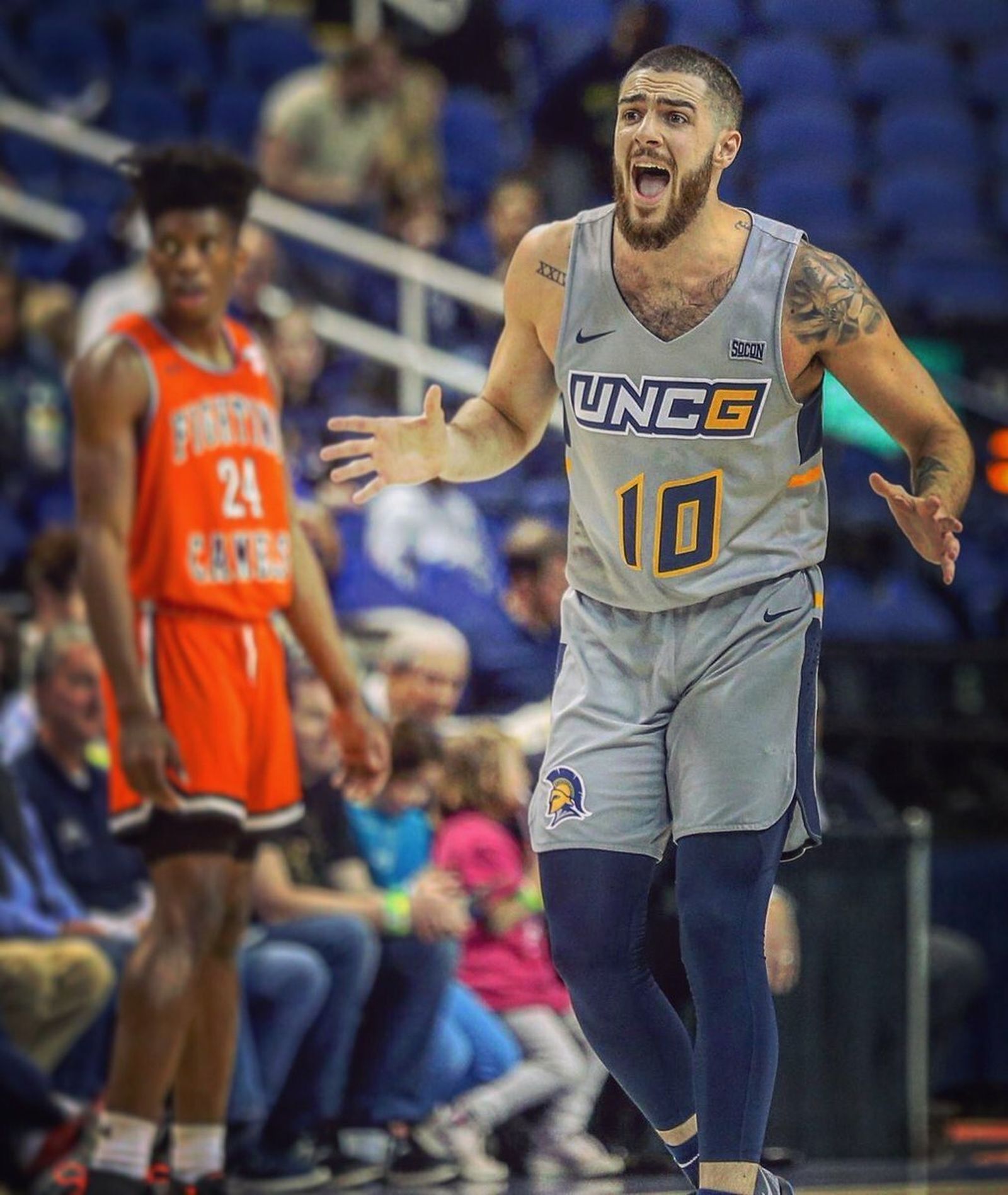 Alonso grita durante un partido.