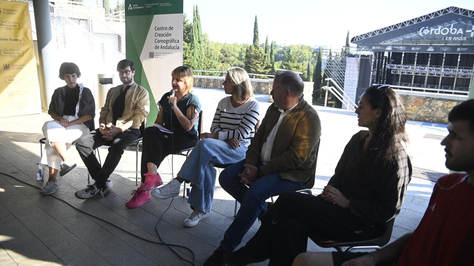Artistas y organizadores del programa en el teatro de la Axerquía.