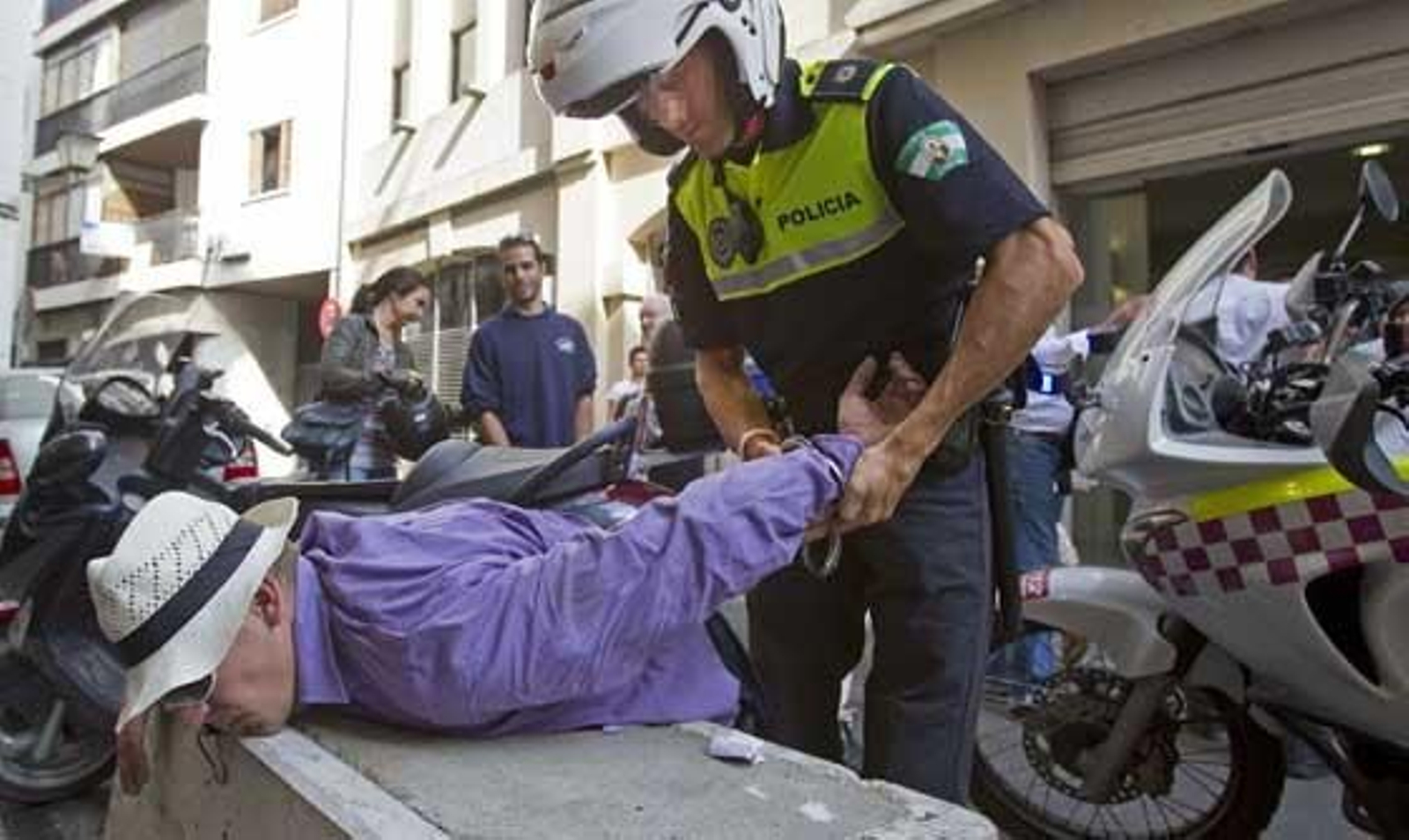 Un agente esposa a uno de los atracadores detenidos.

Foto: José Manuel Vidal (EFE)