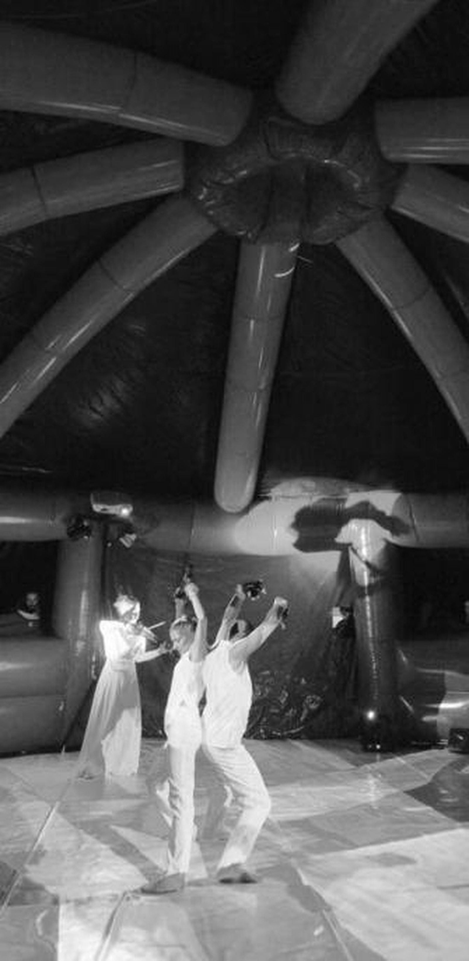 En el interior del platillo volante que aterrizó en plaza del Carmen