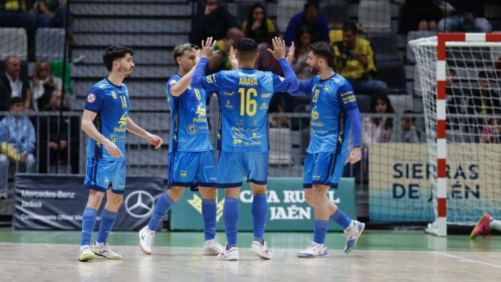 Los azulones celebran uno de los goles.