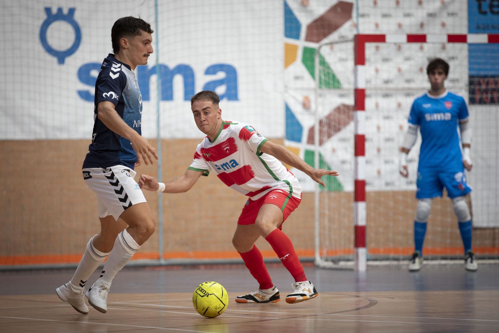 Un jugador del Sima Granada aguanta para presionar a un rival.