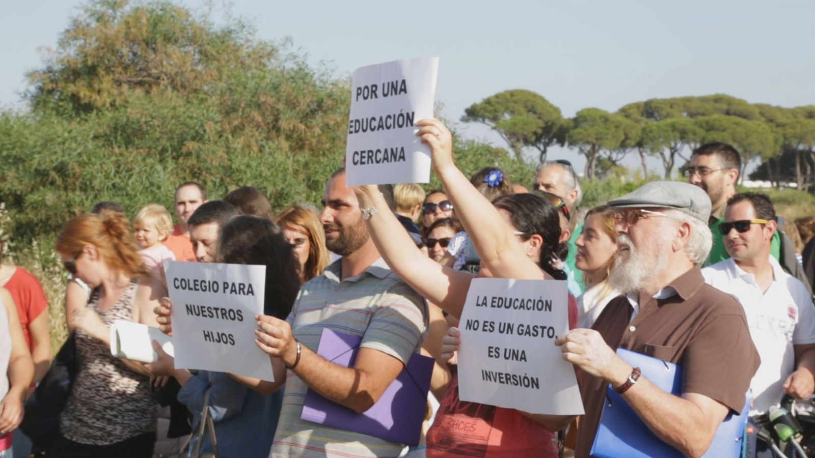 Carlos Díaz, a la derecha, en una protesta por conseguir el Colegio de Casines