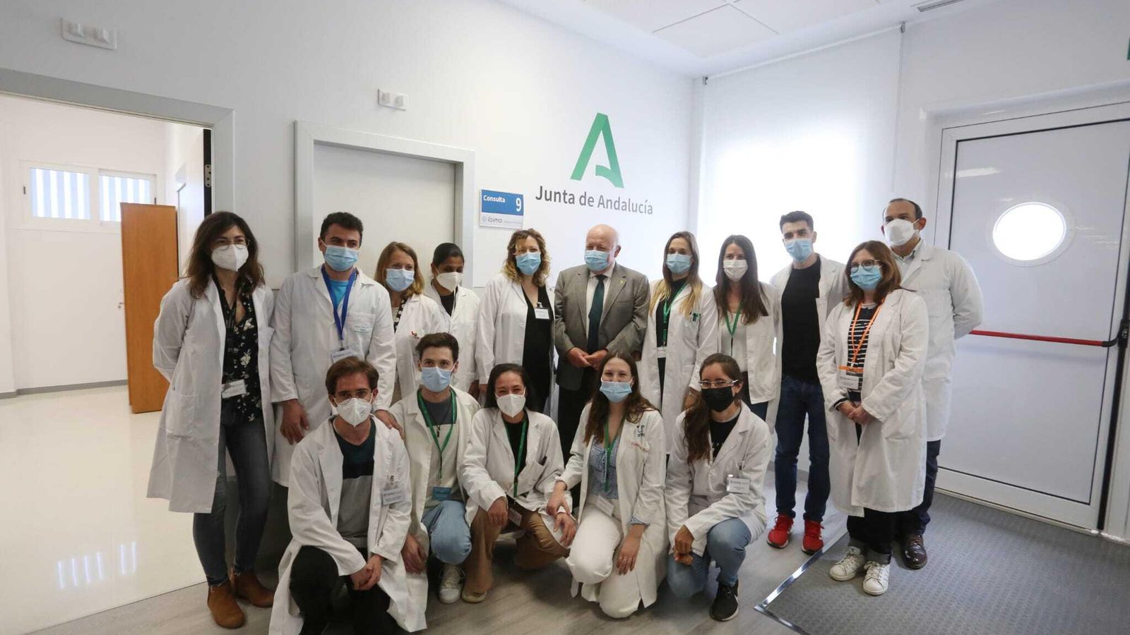 El consejero con investigadores.