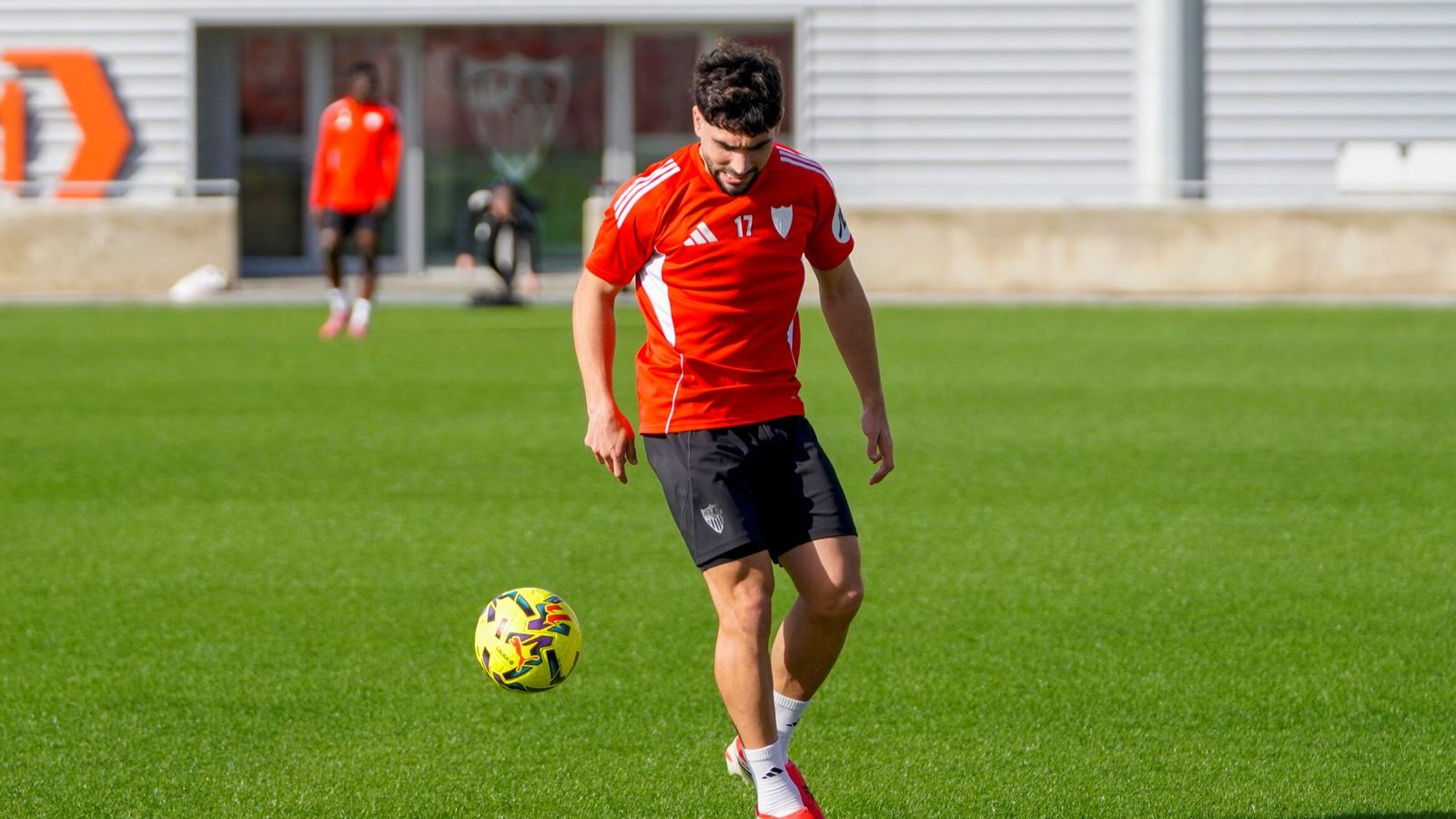 Neal Maupay, en un entrenamiento del Sevilla.