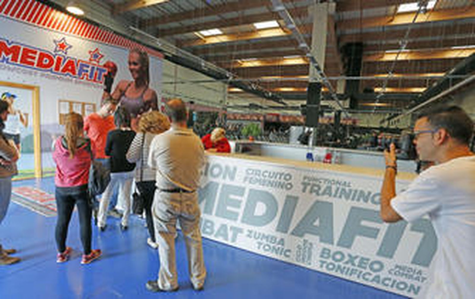 Abonados al gimnasio 'Mediafit' hacen cola ayer para aportar sus datos personales y así poder recibir la devolución del dinero ya pagado.