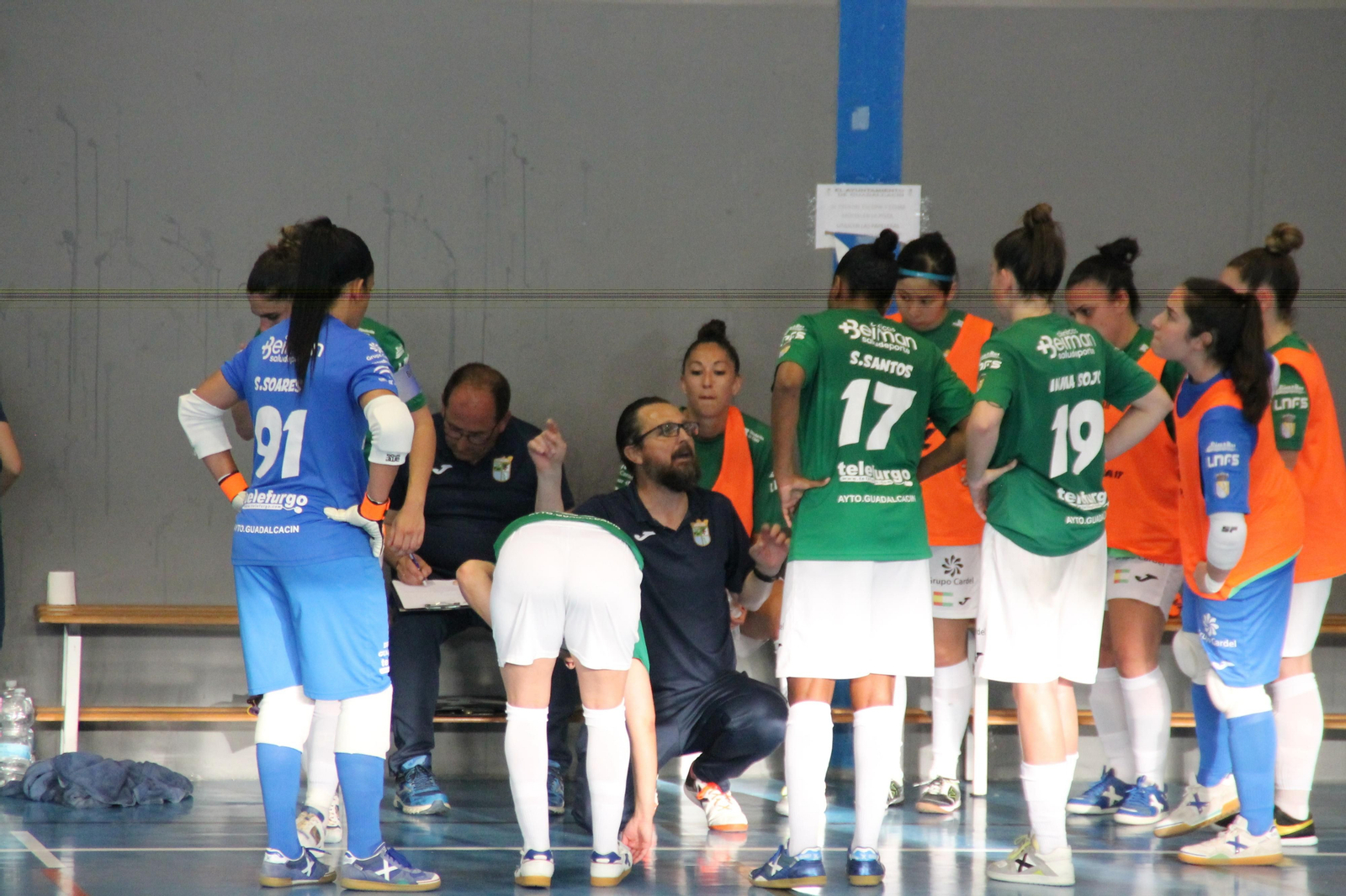 Andrés Sánchez da instrucciones a sus jugadoras durante un tiempo muerto.
